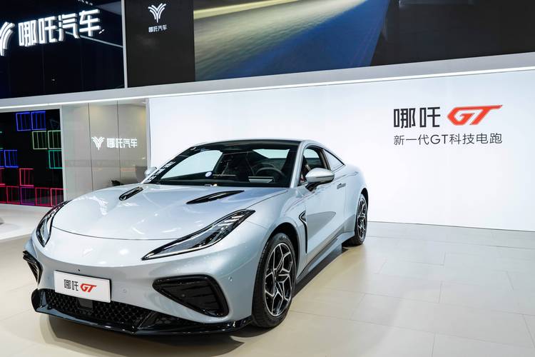 重庆268哪吒汽车在智能汽车领域的表现，领途汽车在新能源汽车市场中的影响力